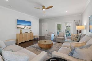 Una sala de estar con dos sofás y una mesa. en Endless Summer Jax Beach, en Baptist Medical Center/Beaches Heliport