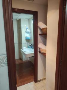 ein Badezimmer mit Waschbecken und Spiegel in der Unterkunft ALFONSo XII in Córdoba