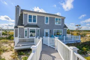 una casa con una cubierta blanca y una casa en 116 Salt Marsh Road East Sandwich- Ocean's End, en East Sandwich