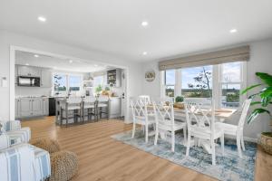 Una cocina y un comedor con mesa y sillas. en 116 Salt Marsh Road East Sandwich- Ocean's End, en East Sandwich