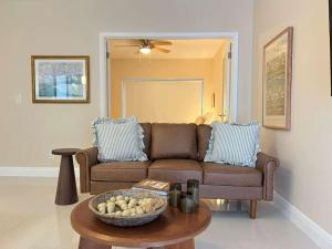 Et opholdsområde på Open-Concept Urban Stay