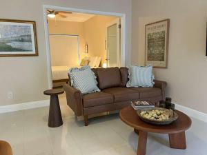 Et opholdsområde på Open-Concept Urban Stay