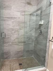 Et badeværelse på Open-Concept Urban Stay + 10 billeder