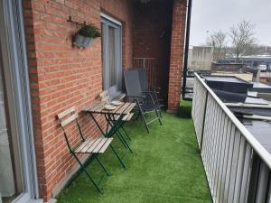 a patio with chairs and a table on a balcony at Laaglandlaan 1 in Antwerp