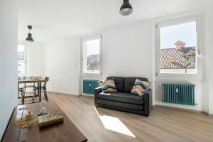 un salon avec un canapé et une table dans l'établissement GuestHost - Piazza Castello Belluno Central Dream, à Belluno