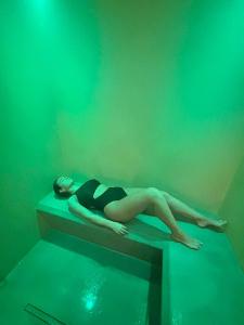 una donna sdraiata su un letto in una piscina di Agriturismo Case Corboli appartamento Utimio a Todi