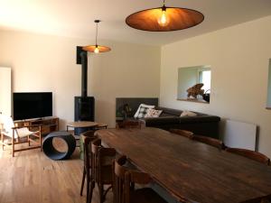 Una sala de estar con una mesa de madera y un sofá. en A l'abri des marées - Maison de charme dans le parc du Domaine du Cloitre, en Pléneuf-Val-André