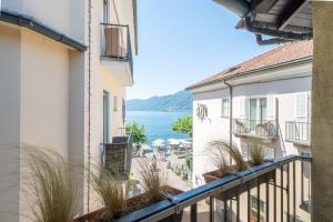 Cet appartement dispose d'un balcon avec vue sur l'eau. dans l'établissement Seven Boutique Hotel, à Ascona