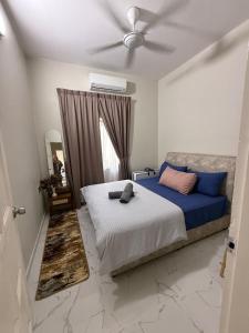 Ένα ή περισσότερα κρεβάτια σε δωμάτιο στο De Space Homestay with Private Pool at Balok +10 φωτογραφίες