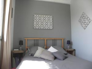 a bedroom with a bed with two pillows at Les Althéas - Gîte En Ardèche in Chandolas