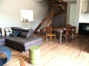 una sala de estar con un sofá y una mesa en A l'abri des marées - Maison de charme dans le parc du Domaine du Cloitre, en Pléneuf-Val-André