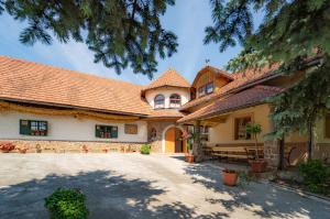 una casa grande con techo en Winery Toplak, en Juršinci