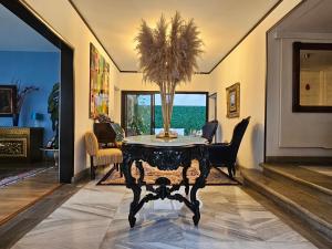 una sala da pranzo con tavolo e vista sull'oceano di Casa Monasterio H Boutique a Città del Messico