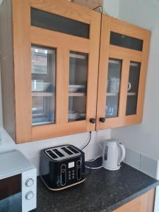 レスターにあるBalfour House 2のキッチン(トースター、トースター付) +17枚の写真