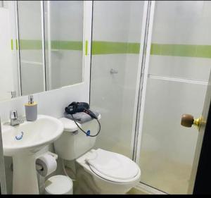 a bathroom with a shower and a toilet and a sink at Apartamento en Barranquilla in Barranquilla