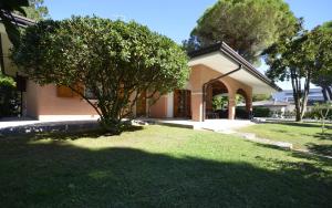 ein kleiner Baum in einem Hof vor einem Haus in der Unterkunft Villa Sabrina in Lignano Sabbiadoro