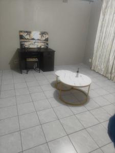 Una habitación con una bañera, una silla y un piano. en Tranquil Leisure, en Midrand