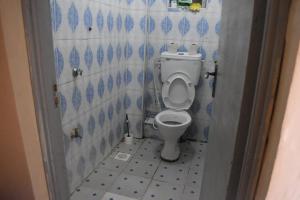 Ένα μπάνιο στο Humble Homes 1 bedroom Thika Town CBD access to Netflix,Fridge,wifi +23 φωτογραφίες