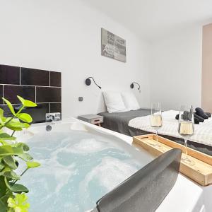 Fotografie z fotogalerie ubytování Balnéo privée, Cinéma, Fibre & Patio v destinaci Tourcoing