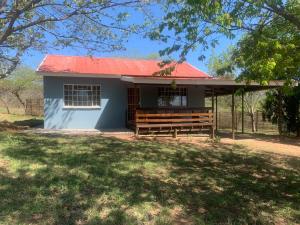 een klein huisje met een rood dak bij Green Door Cottage 