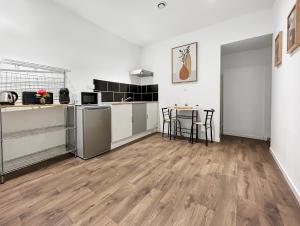 a kitchen and dining room with a table in it at Balnéo privée, Cinéma, Fibre & Patio in Tourcoing