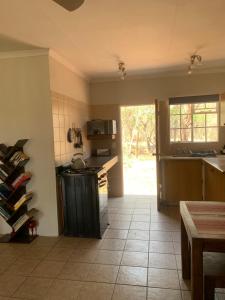 een keuken met een aanrecht en een fornuis. bij Green Door Cottage 