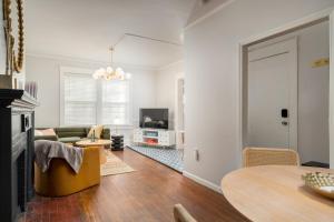 Afbeelding uit fotogalerij van Relaxing Vibrant and Upscale 1Bedroom 1Bath Apartment in Greensboro +29 foto's