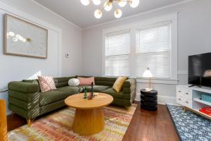 Afbeelding uit fotogalerij van Relaxing Vibrant and Upscale 1Bedroom 1Bath Apartment in Greensboro