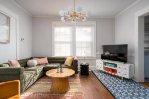 Afbeelding uit fotogalerij van Relaxing Vibrant and Upscale 1Bedroom 1Bath Apartment in Greensboro