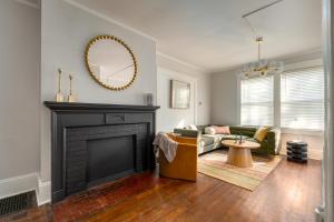 Χώρος καθιστικού στο Relaxing Vibrant and Upscale 1Bedroom 1Bath Apartment