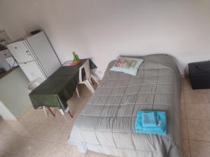 ein kleines Schlafzimmer mit einem Bett und einem Tisch in der Unterkunft Lo de Juana in Puerto Madryn