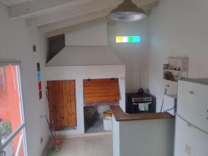 eine Küche mit einer Tür in der Mitte eines Raumes in der Unterkunft Lo de Juana in Puerto Madryn