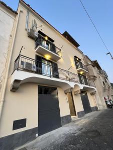 メータにあるSalvatore's Apartmentsの黒いドアとバルコニー付きの建物 +17枚の写真