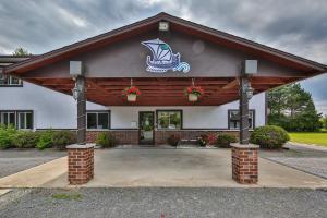 een gebouw met een boot aan de zijkant bij Auberge motel drakkar in Shawinigan