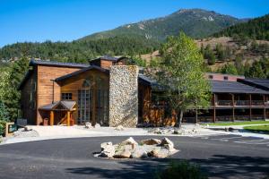 un edificio con un parcheggio di fronte a una montagna di Rock Creek Resort a Red Lodge