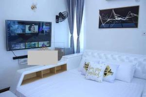 TV a/nebo společenská místnost v ubytování Nyali Beach front Homes