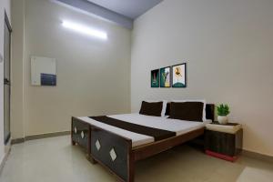 une chambre avec un lit dans une pièce dans l'établissement SPOT ON by OYO Hotel Sun City, à Prayagraj