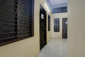 - un couloir avec deux portes noires et du carrelage dans l'établissement SPOT ON by OYO Hotel Sun City, à Prayagraj 22 autres photos