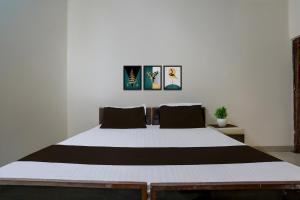 une chambre avec un grand lit dans une pièce dans l'établissement SPOT ON by OYO Hotel Sun City, à Prayagraj