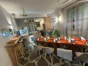 Willa M cisza w centrum miasta في كرينيتسا زدروي: غرفة طعام مع طاولة وبعض الكراسي