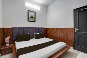 Postel nebo postele na pokoji v ubytování SPOT ON Hotel Mezbaani