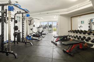 un gimnasio con varias cintas de correr y máquinas en Palmira Cove - Riverfront Retreat with Pool & Spa, en Gold Coast