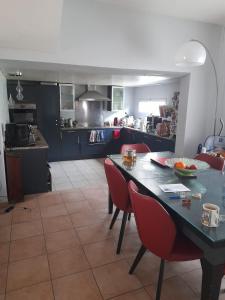 eine Küche und ein Esszimmer mit Tisch und Stühlen in der Unterkunft Escale fleurie in Toulouse