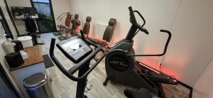 a gym with two treadmills and a treadmill at BayVista, die Bayerwald Lodge in Lam