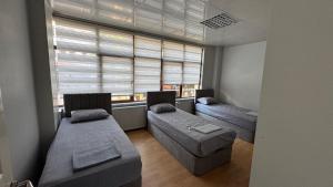 een kamer met twee bedden en een raam bij Hostelida Konya in Meram