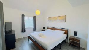 a bedroom with a bed and a television in it at Lovely 2 bedroom condo with pool J3 in Little River +29 photos