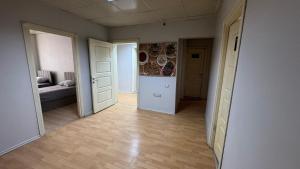 een lege kamer met een hal met een bank bij Hostelida Konya in Meram