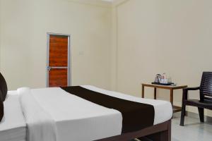Postel nebo postele na pokoji v ubytování Hotel O BABA GUEST HOUSE + 50 fotografií