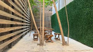 een houten tafel en stoelen voor een muur bij Hostelida Konya in Meram +32 foto's