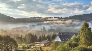 斯托尼拉斯奇Miodówka的山谷中雾 ⁇ 的山丘上的房子